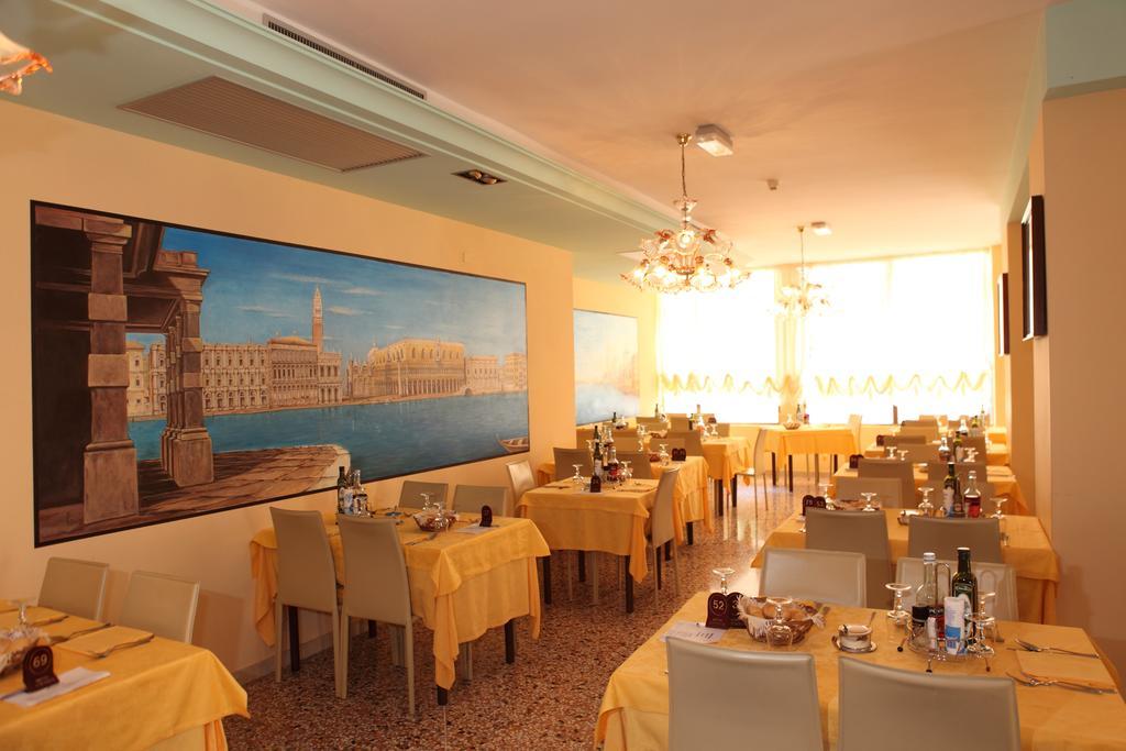 Hotel Vienna Caorle Exterior foto